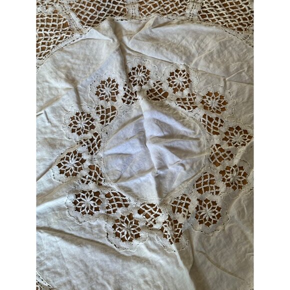 Vintage Handmade Crochet Lace Tablecloth With Floral Design & Openwork Pattern - Picture 2 of 6